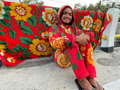 Ide kreatif Khoirul Anam membuat setelan outfit dari selimut, viral di media sosial