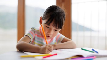 Tulisan: Tulisan mengubah cara manusia berkomunikasi, mencatat informasi, dan melestarikan pengetahuan serta budaya untuk generasi mendatang. Tulisan memubuat manusia menyimpan dan menyampaikan informasi melampaui batasan tradisi lisan, memperluas cakupan dan kedalaman pengetahuan. Tulisan memungkinkan manusia mencatat informasi dalam format permanen dan standar, untuk menyimpan informasi tentang peristiwa sejarah, transaksi hukum, dan praktik budaya. Hal ini memfasilitasi perkembangan masyarakat yang kompleks dan pertumbuhan perdagangan. Foto: iStock