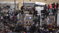 Kembali ke 100 hari perang Gaza yang meletus sejak 7 Oktober 2023, kini wilayah utara dan pusat Gaza membutuhkan 1.300 truk makanan setiap hari. Sebelum perang, rata-rata 2.000 truk makanan masuk ke jalur Gaza melalui perbatasan Rafah di area selatan. (AP Photo/Fatima Shbair)  