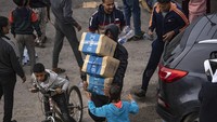 Philippe Lazzarini, kepala UNRWA yang mengunjungi wilayah tersebut baru-baru ini, mengatakan bahwa penduduknya, meskipun memiliki sejarah penderitaan yang panjang dan sulit di bawah pengepungan Israel, “tidak pernah mengalami” kelaparan seperti ini.