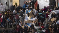 Dilansir dari Al Jazeera, jumlah bantuan yang diizinkan masuk ke Jalur Gaza tidak cukup dan telah memaksa warga Palestina memasuki “mode bertahan hidup”.