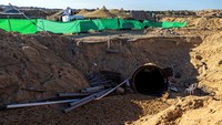 Terowongan yang dibuat dari beton dan memiliki rangka besi itu diduga dirancang untuk membawa mobil-mobil para militan Hamas dari Jalur Gaza sampai ke area perbatasan. Demikian seperti dilansir Reuters dan Al Arabiya, Senin (18/12/2023).