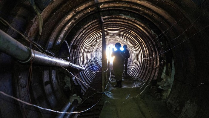 Israel Klaim Temukan Terowongan Terbesar Hamas, Ini Penampakannya Israeli soldiers operate in what Israel's military says is an iron-girded tunnel designed by Hamas to disgorge carloads of Palestinian fighters for a surprise storming of the border, amid the Israeli army's ongoing ground operation against Palestinian Islamist group Hamas, close to Erez crossing in the northern Gaza Strip, December 15, 2023. REUTERS/Amir Cohen