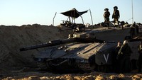 Terowongan yang ditunjukkan oleh Hagari kepada wartawan memiliki poros yang terjun secara vertikal ke bawah, yang disebutnya sebagai bagian dari jaringan yang lebih luas. Hamas belum memberikan tanggapannya atas klaim militer Israel tersebut.
