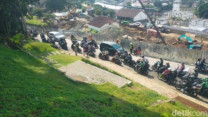 Jalan Raya Batutulis Bogor kembali dibuka dua arah. (Muchamad Sholihin/detikcom)