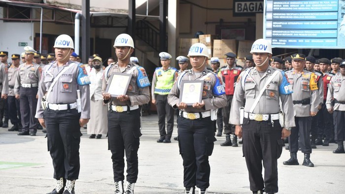 Dua anggota polisi berinisial Briptu HYW dan Briptu LIJS di Kota Jayapura, Papua dipecat tidak dengan hormat (PTDH).