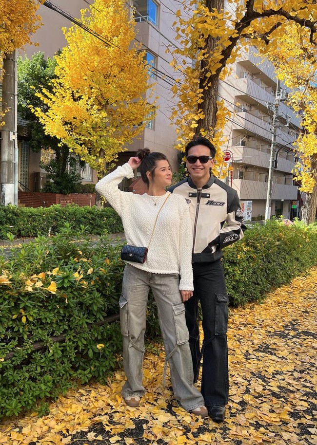 Tampil kompak, keduanya tampak mengenakan celana panjang cargo yang mirip, hanya berbeda warna. Di keterangan unggahannya Jefri juga menuliskan kalimat romantis yang berbunyi, “cie 21 :p i love u baby @mariatheodoree.” Foto: Instagram/@jefrinichol