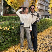 Tampil kompak, keduanya tampak mengenakan celana panjang cargo yang mirip, hanya berbeda warna. Di keterangan unggahannya Jefri juga menuliskan kalimat romantis yang berbunyi, “cie 21 :p i love u baby @mariatheodoree.” Foto: Instagram/@jefrinichol