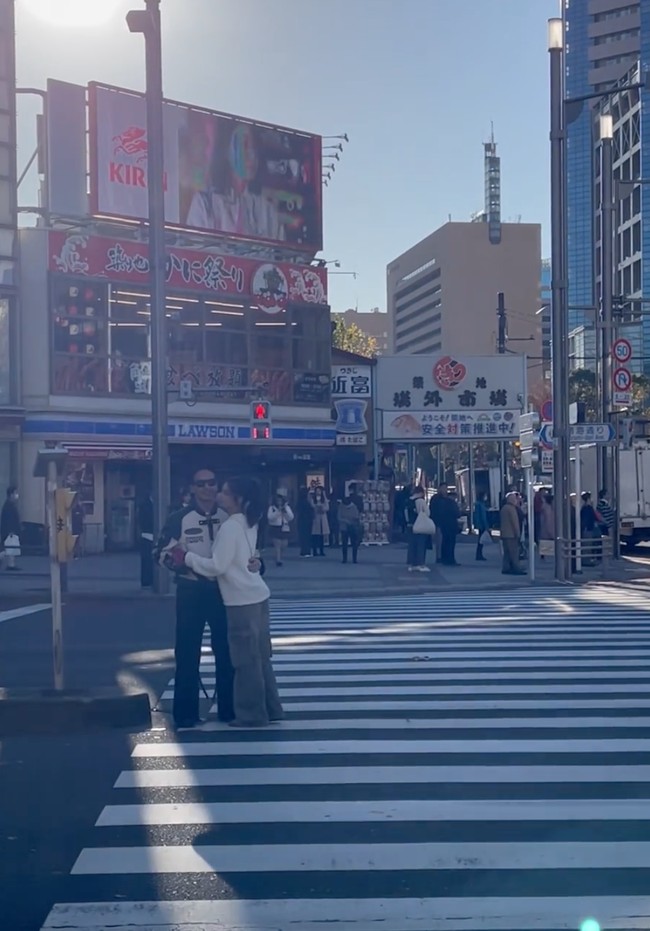 Sebagai sepasang kekasih keduanya pun tampak memamerkan kemesraan mereka selama berlibur di Jepang. Kemesraan tersebut pun sukses bikin netizen jadi ikut baper. Foto: Instagram/@jefrinichol