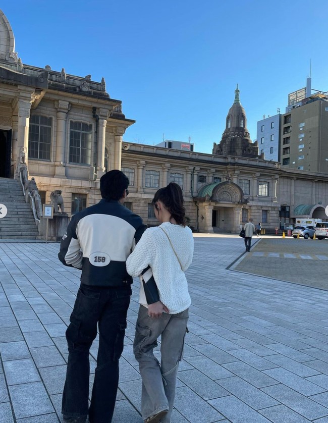 Bak pasangan yang sedang dimabuk asmara, keduanya pun terlihat selalu nempel seolah tak terpisahkan. Seperti dalam foto yang satu ini. Foto: Instagram/@jefrinichol