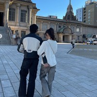 Bak pasangan yang sedang dimabuk asmara, keduanya pun terlihat selalu nempel seolah tak terpisahkan. Seperti dalam foto yang satu ini. Foto: Instagram/@jefrinichol