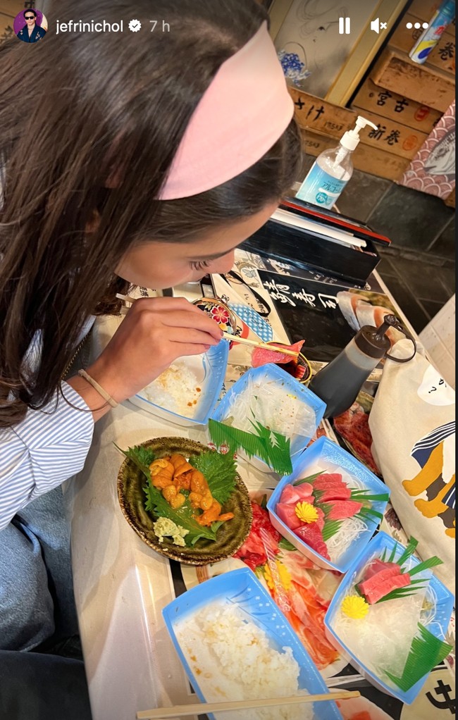 Selama di Jepang Jefri dan Maria mengunjungi berbagai tempat bersama serta mencoba makanan di sana. Jefri pun tak lupa mengabadikan momen-momen kebersamaannya dengan Maria. Foto: Instagram/@jefrinichol