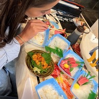 Selama di Jepang Jefri dan Maria mengunjungi berbagai tempat bersama serta mencoba makanan di sana. Jefri pun tak lupa mengabadikan momen-momen kebersamaannya dengan Maria. Foto: Instagram/@jefrinichol