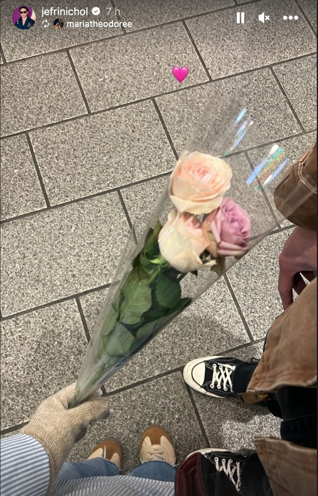 Romantis, Maria juga sempat membagikan potret dirinya membawa bunga yang tampaknya merupakan pemberian dari Jefri Nichol. Potingannya itu pun diunggah ulang di Instagram Story Jefri. Foto: Instagram/@jefrinichol
