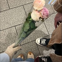 Romantis, Maria juga sempat membagikan potret dirinya membawa bunga yang tampaknya merupakan pemberian dari Jefri Nichol. Potingannya itu pun diunggah ulang di Instagram Story Jefri. Foto: Instagram/@jefrinichol