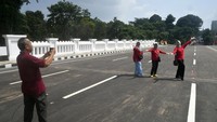 Sejumlah warga berfoto di Jembatan Otto Iskandardinata (Otista) yang selesai revitalisasi di Kota Bogor, Jawa Barat, Senin (18/12/2023).