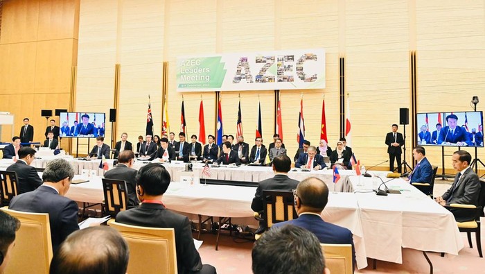 Jokowi di pertemuan KTT AZEC yang digelar di Main Hall Kantor PM Jepang, Tokyo.