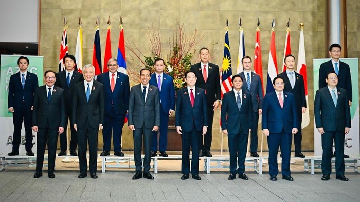 Jokowi menghadiri Konferensi Tingkat Tinggi Asia Zero Emission Community (KTT AZEC) di hari ketiganya di Tokyo.