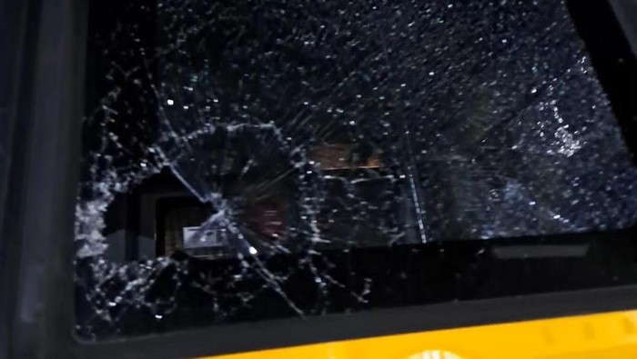 Kaca bus yang ditumpangi pemain Perspa pecah dilempari batu di Ponorogo