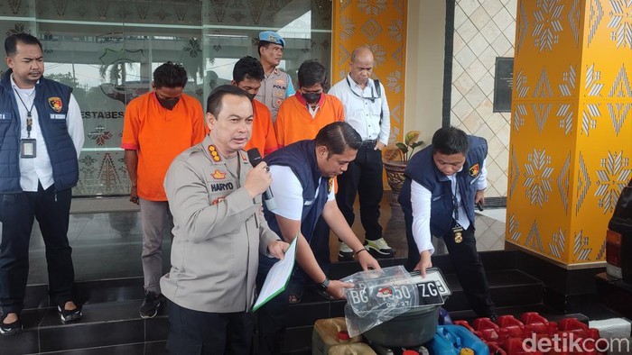 Kapolrestabes Palembang, Kombes Pol Harryo Sugihhartono memperlihatkan barang bukti dari pelaku