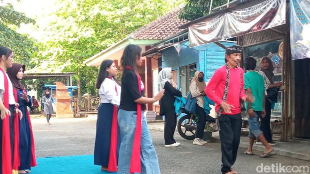 Kardiman saat melatih anak-anak sekolah menari