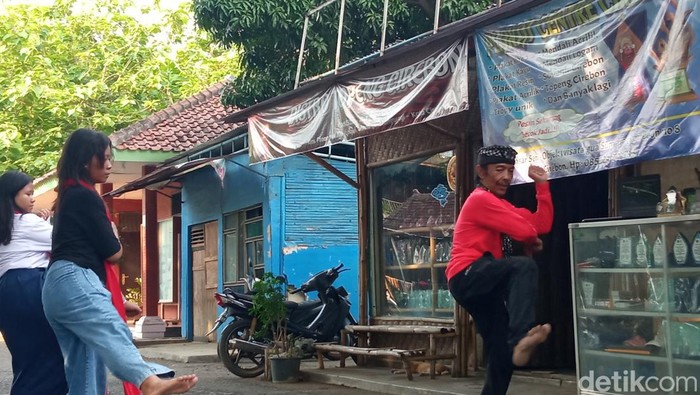 Kardiman saat melatih anak-anak sekolah menari