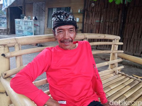 Kardiman saat melatih anak-anak sekolah menari