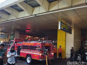 Kebakaran di Blok M Square, Pengunjung Berhamburan Keluar Mal