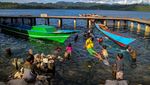 Keseruan Anak-anak Suku Bajo Bermain di Laut