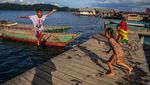 Keseruan Anak-anak Suku Bajo Bermain di Laut