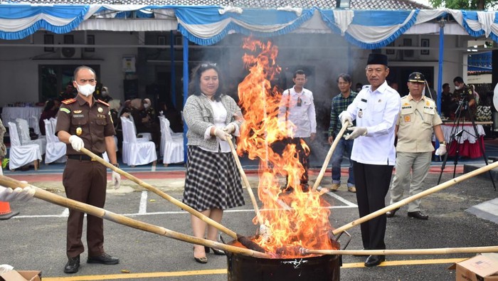 Kejari OKI membakar Barang Bukti Pakaian di Halaman Kantor Kejari OKI, Rabu (13/12/2023).
