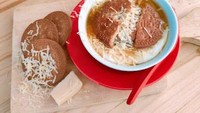 Kembang tahu yang lembut dengan kuah jahe manis hangat bisa dinikmati di Senja Kembang Tahu. Salah satu lokasinya ada di Taman Palem Asri, Jakarta Barat. Sajian di sini juga dibuat kekinian dengan topping regal dan keju. Foto: Google Review /Julia Sonkha