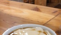 Di Tebet Timur, Jakarta Selatan juga ada warung wedang tahu yang enak. Namanya Waroeng Djahe. Hangatnya kembang tahu ini dibanderol harga Rp 21.000, bisa juga menambahkan ronde seharga Rp 26.000. Foto: Google Review/Boyke Sutendi