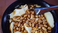Warung tenda bernama Wijaya Akbar ini juga patut dikunjungi untuk menikmati semangkuk hangat wedang tahu. Harganya mulai dari Rp 10.000 untuk menu original, kamu juga bisa menikmati menu komplet seharga Rp 25.000. Lokasinya ada di Cempaka Putih, Jakarta Pusat.Foto: Google Review/Bagus Dwiatmadja