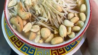 Wedang kembang tahu dari Naomi cukup terkenal di Jakarta Barat. Berupa gerobakan sederhana, tapi rasanya hangat nikmat. Kembang tahu (Rp 10.000) di sini bisa dipadukan dengan topping susu, keju, kacang mete, dan lainnya. Foto: Google Review/Stephanie Zhang