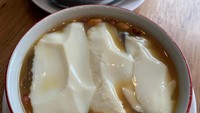Wedang Ronde Abah Nipil di kawasan Antapani, Bandung satu ini juga patut dicoba. Harga semangkuknya dibanderol Rp 13.000 - Rp 19.000. Teksturnya yang lembut ini pas sekali dipadukan dengan kuahnya yang hangat. Foto: Google Review/Instagram
