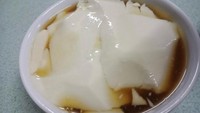 Di Pujasera Gatsu 32 ada tempat makan kembang tahu yang enak. Lokasinya ada di Jalan Gatot Subroto, Bandung. Tekstur kembang tahunya sangat lembut dan kuah jahenya manis hangat, harga Rp 15.000an. Foto: Google Review/Instagram