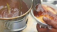 Kembang Tahu Pak Rohman berlokasi di Jalan Punawarman No. 68, Bandung. Penjualnya menggunakan gerobak sederhana di pinggir jalan sejak 2004. Langganannya sudah banyak dan selalu laris. Foto: Google Review/Instagram
