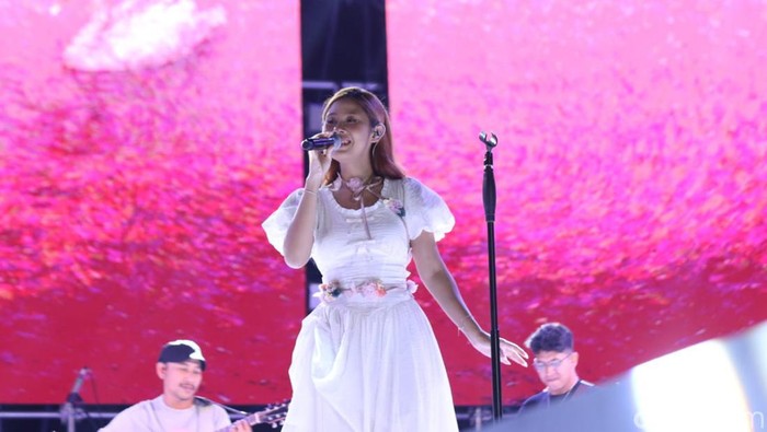 Kemeriahaan Banyuwangi Beach Jazz Festival dengan penampilan Nadin Amizah hingga Yovie & Nuno