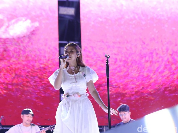 Kemeriahaan Banyuwangi Beach Jazz Festival dengan penampilan Nadin Amizah hingga Yovie & Nuno