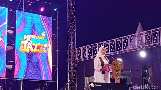 Kemeriahaan Banyuwangi Beach Jazz Festival dengan penampilan Nadin Amizah hingga Yovie & Nuno