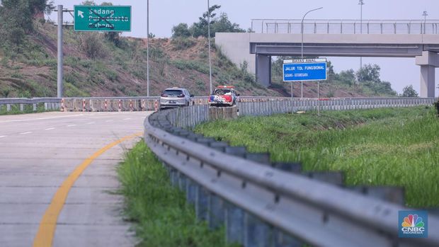 Kendaraan roda empat melintasi ruas Tol Jakarta Cikampek II Selatan (Japek II Selatan), Purwakarta, Jawa Barat, Senin (18/12/2023). (CNBC Indonesia/Faisal Rahman)