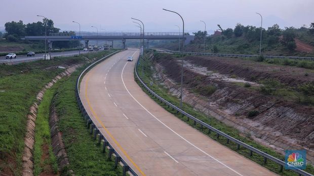 Kendaraan roda empat melintasi ruas Tol Jakarta Cikampek II Selatan (Japek II Selatan), Purwakarta, Jawa Barat, Senin (18/12/2023). (CNBC Indonesia/Faisal Rahman)