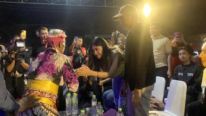 Ketua Umum (Ketum) Partai Solidaritas Indonesia (PSI) Kaesang Pangarep bersama sang istri, Erina Gudono menonton Pentas Kesenian Lengger di Kabupaten Wonosobo, Jawa Tengah.