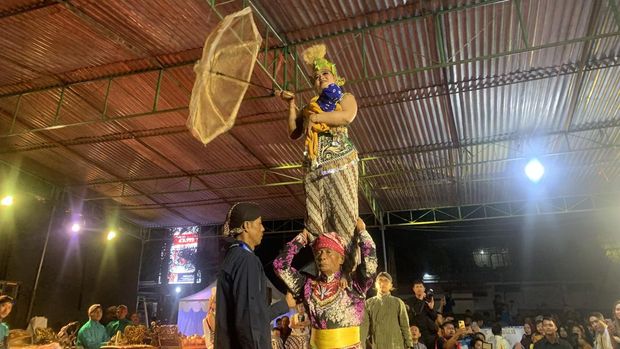 Ketua Umum (Ketum) Partai Solidaritas Indonesia (PSI) Kaesang Pangarep bersama sang istri, Erina Gudono menonton Pentas Kesenian Lengger di Kabupaten Wonosobo, Jawa Tengah.