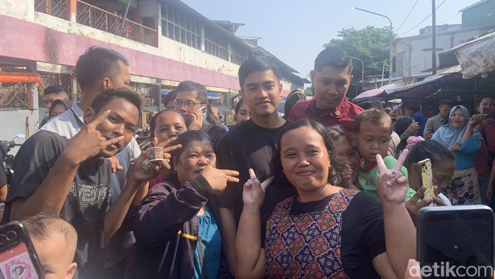 Ketum PSI Kaesang Pangarep blusukan ke Pasar Peterongan, Semarang, Jateng. Kaesang menyapa pedagang dan warga di pasar tersebut. (Mulia Budi/detikcom)