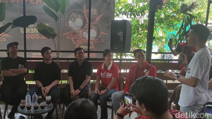 Ketum PSI Kaesang Pangarep saat berdialog dengan generasi muda di Burcok Semarang, Senin (18/12/2023).