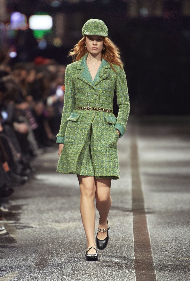 Inilah koleksi terbaru Chanel Metiers d’art 2023/24 yang ditampilkan di jalanan kota Manchester, Inggris. Direktur Kreatif Chanel Virginie Viard menemukan inspirsi dalam dunia musik dan seni Manchester yang dinamis. Dalam fashion show ini, Chanel menghadirkan koleksi busana yang sebagian besar bergaya ala 60-an. Foto: dok. Chanel.