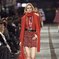 Inilah koleksi terbaru Chanel Metiers d’art 2023/24 yang ditampilkan di jalanan kota Manchester, Inggris. Direktur Kreatif Chanel Virginie Viard menemukan inspirsi dalam dunia musik dan seni Manchester yang dinamis. Dalam fashion show ini, Chanel menghadirkan koleksi busana yang sebagian besar bergaya ala 60-an.  Foto: dok. Chanel.