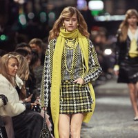 Inilah koleksi terbaru Chanel Metiers d’art 2023/24 yang ditampilkan di jalanan kota Manchester, Inggris. Direktur Kreatif Chanel Virginie Viard menemukan inspirsi dalam dunia musik dan seni Manchester yang dinamis. Dalam fashion show ini, Chanel menghadirkan koleksi busana yang sebagian besar bergaya ala 60-an.  Foto: dok. Chanel.
